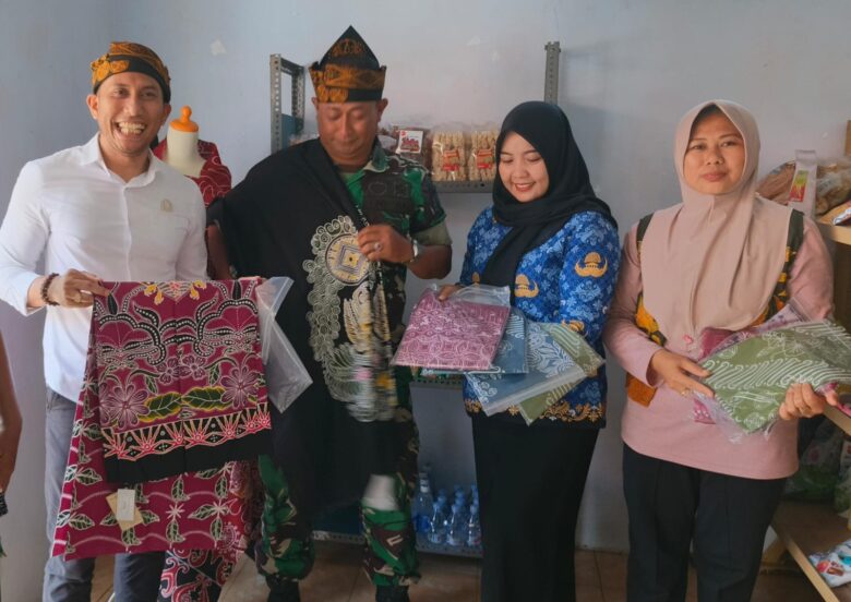 Anggota DPRD Kabupaten Malang, Zulham Ahmad Mubbarok dukung produksi batik program non-fisik TMMD ke-126.(ist)