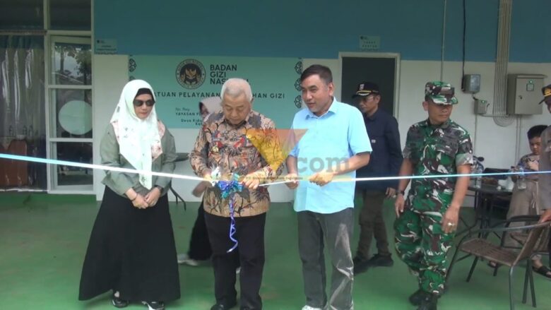 Bupati Malang, HM Sanusi bersama Dewan Pembina Yayasan Pendidikan Kota Malang, Djoni Sudjatmoko saat peresmian SPPG di Kidal Tumpang. (blok-a.com/Yogga Ardiawan)