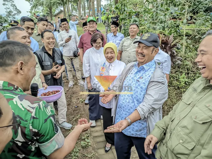 Menteri PPN/Kepala Bappenas, Rachmat Pambudy (batikbiru) didampingi Wakil Bupati Malang, Hj. Lathifah Shohib saat mengunjungi Kebon Kopi, Desa Benjor, Kecamatan Tumpang.(blok-a.com/Yogga Ardiawan)