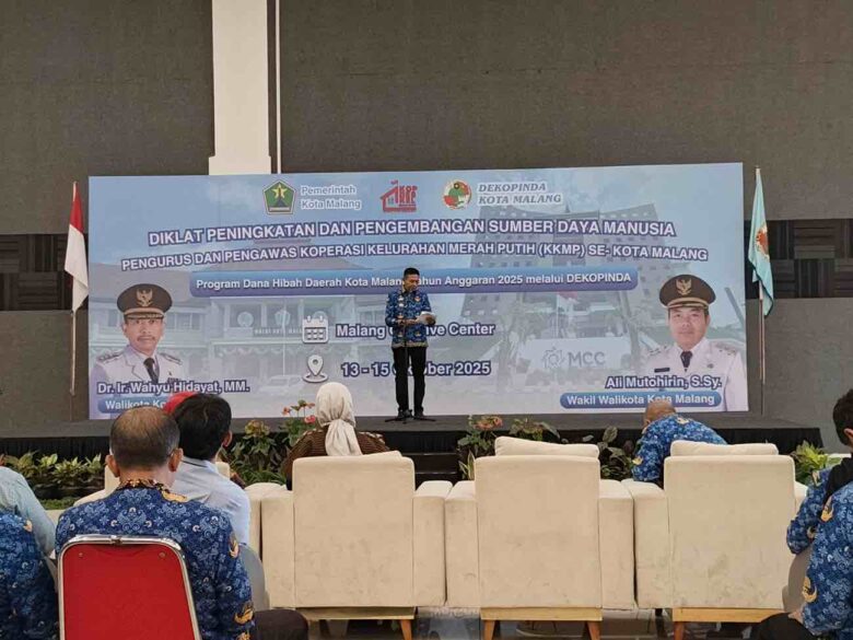 Wali Kota Malang, Wahyu Hidayat saat membuka pelatihan Koperasi Merah Putih di MCC, Senin (13/10/2025) (blok-a/Bob Bimantara Leander)