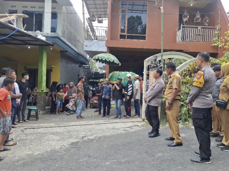 Suasana pemberangkatan jenazah terduga korban penganiayaan yang dilakukan oleh cucu dan anaknya di Dusun Bedali, Desa Dalisodo, Kecamatan Wagir (ist)