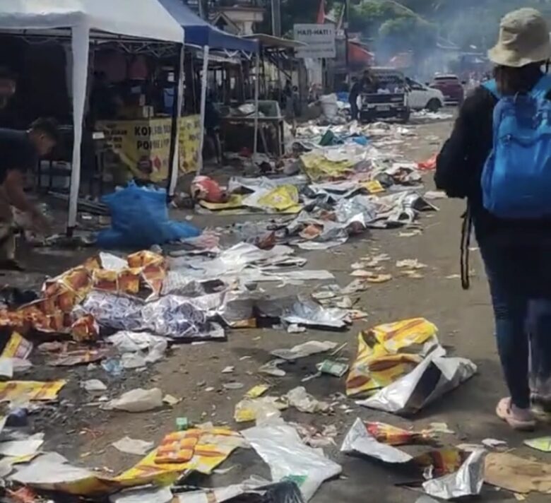 Sampah yang berserakan seusai karnaval Gampingan (istimewa)