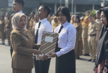 Wakil Bupati Malang, Hj. Lathifah Shohib saat serahkan SK CPNS di Pendopo Agung Malang (pro)