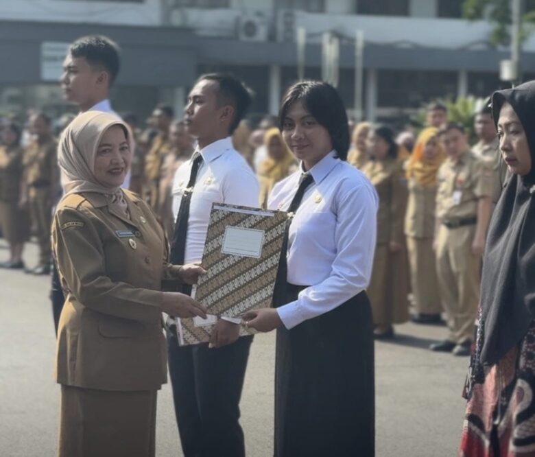 Wakil Bupati Malang, Hj. Lathifah Shohib saat serahkan SK CPNS di Pendopo Agung Malang (pro)