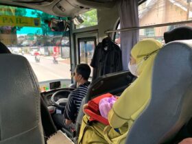 Sopir Bus Halokes, Nanang saat sedang mengendarai bus mengantar siswa Kota Malang ke sekolah (blok-a/Helen)