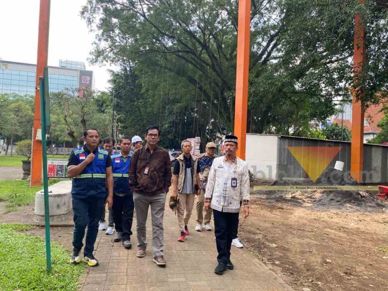 DLH Kota Malang dan jajaran Bank Jatim meninjau pembangunan revitalisasi Alun-alun Merdeka Kota Malang, Rabu (30/10/2025) (blok-a/Bob Bimantara Leander)