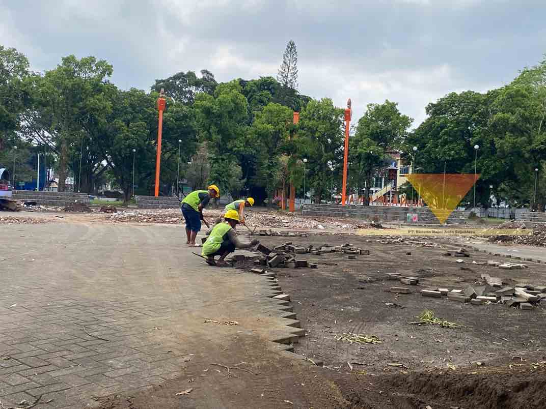 Pekerja mengerjakan proyek revitalisasi Alun-alun Merdeka Kota Malang, Rabu (30/10/2025) (blok-a/Bob Bimantara Leander)