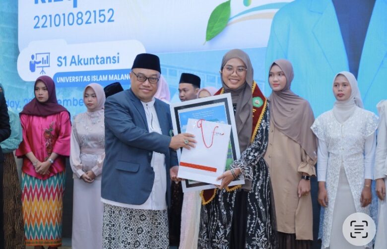 Salah satu lulusan terbaik FEB Unisma bersama Rektor Unisma, Prof. Drs. H. Junaidi, M.Pd., Ph.D. (dok. Humas Unisma)