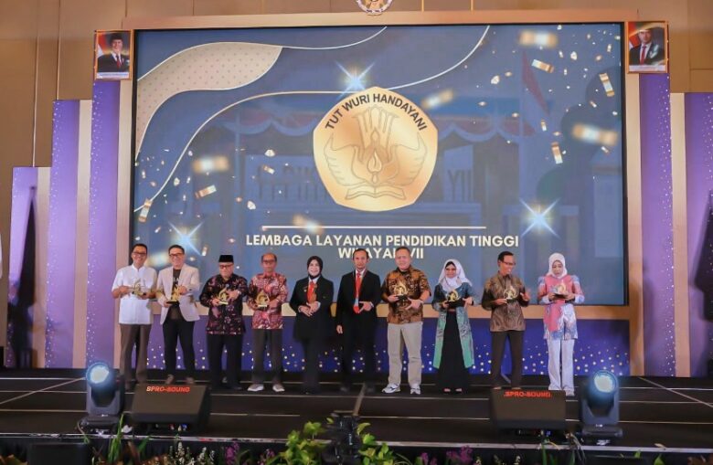 UIBU raih penghargaan di Anugerah Kampus Unggulan (AKU) 2025 yang digelar LLDIKTI Wilayah VII Jawa Timur di Hotel Grand Mercure Malang, Jumat (31/10/2025)