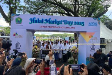 Wali Kota Malang, Wahyu Hidayat saat meresmikan Halal Market Day, Rabu (22/10/2025) (blok-a/Bob Bimantara Leander)