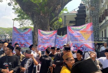 Aksi dari Santri Malang Menggugat pasca penayangan Trans 7, Rabu (15/10/2025) (blok-a/Bob Bimantara Leander)