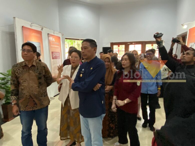 Wali Kota Malang, Wahyu Hidayat pameran seni Indonesia - Tiongkok, Jumat (24/10/2025) (blok-a/Bob Bimantara Leander)