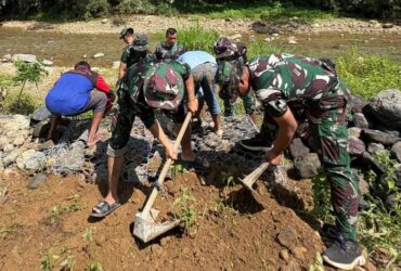 Pemasangan bronjong di tepi sungai Desa Lebakharjo, Kecamatan Ampelgading dalam program TMMD ke-126 (istimewa)