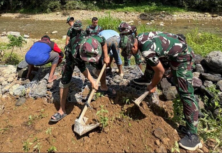 Pemasangan bronjong di tepi sungai Desa Lebakharjo, Kecamatan Ampelgading dalam program TMMD ke-126 (istimewa)