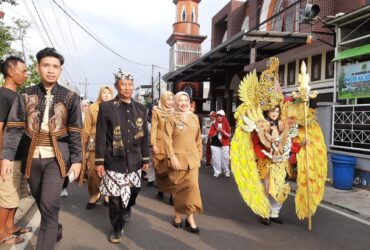 Wakil Bupati Malang, Bu Nyai Lathifah saat menghadiri festival kampung cempluk di Kalisongo, Dau (pro)