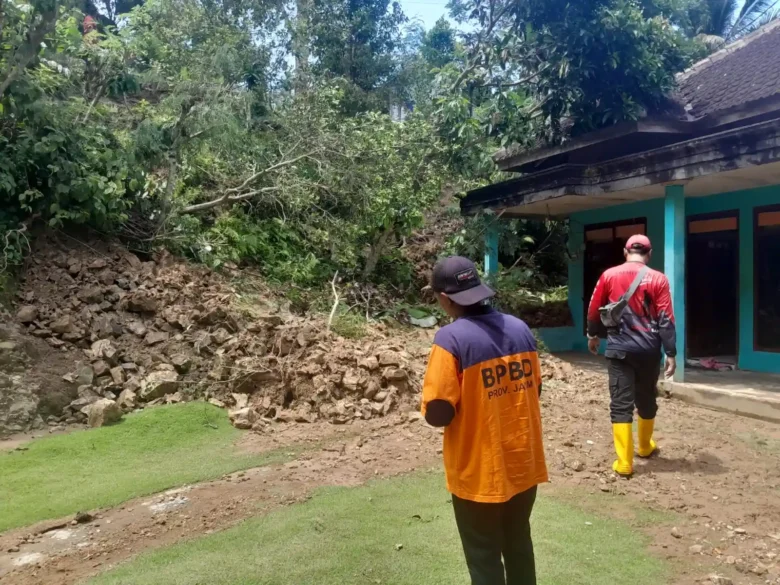 Longsor dan banjir di Kecamatan Kedungbanteng (BPBDkabmalang)