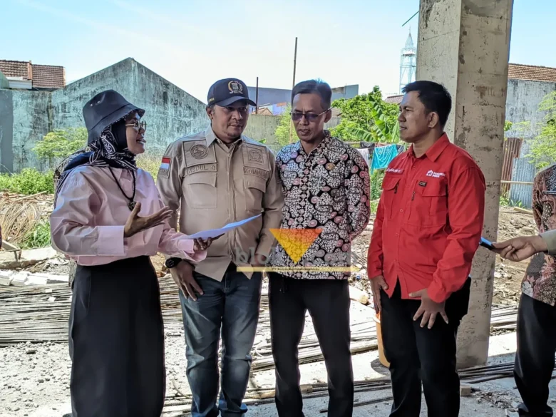 Dari kiri, Ketua Komisi III DPRD Malang, Tantri Bararoh. Ketua Fraksi PDI Perjuangan, Abdul Qodir dan Kepala Desa Landungsari, Asyarul Hakim serta Sudarno sebagai perwakilan warga yang melapor saat meninjau lokasi tembok yang menutupi akses rumah warga di Bukit Cemara Tujuh (blok-a.com / Yogga Ardiawan)