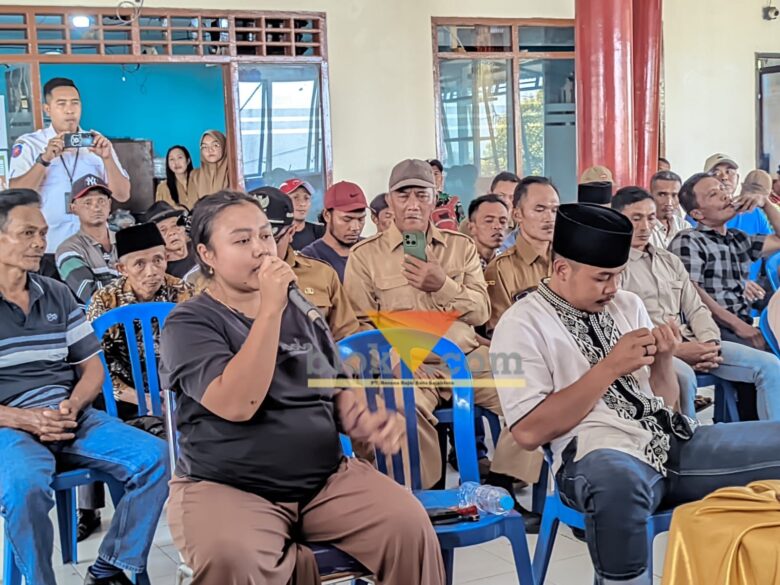 Niken Krisdiyanti, anak korban saat menghadiri pertemuan dengan warga Bedali perihal dugaan kematian ayahnya akibat penganiayaan (blok-a.com / Yogga Ardiawan)