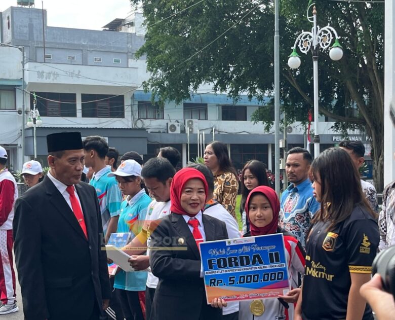 Wabup Malang, Hj. Lathifah Shohib saat memberikan penghargaan kepada atlet berprestasi dalam momentum peringatan Hari Sumpah Pemuda (blok-a.com / Yogga Ardiawan)