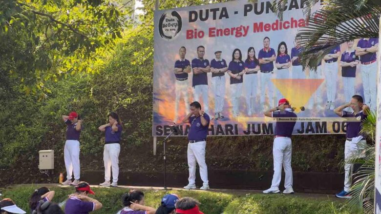 Instruktur latihan Bio Energi Medical Chi Kung memandu peserta, Jumat (31/10/2025) (blok-a/Bob Bimantara Leander)