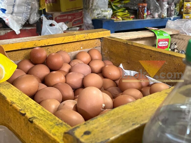 Telur ayam di Pasar Bunul, Kota Malang (blok-a/Bob Bimantara Leander)