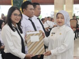 Wabup Malang, Hj. Lathifah Shohib saat memberikan SK Pengangkatan kepada para PPPK (pro)