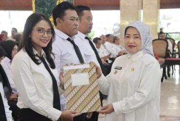 Wabup Malang, Hj. Lathifah Shohib saat memberikan SK Pengangkatan kepada para PPPK (pro)