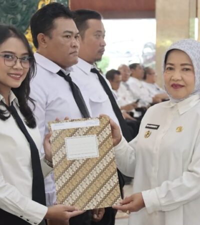 Wabup Malang, Hj. Lathifah Shohib saat memberikan SK Pengangkatan kepada para PPPK (pro)