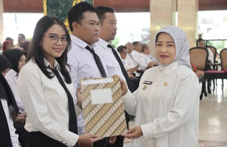 Wabup Malang, Hj. Lathifah Shohib saat memberikan SK Pengangkatan kepada para PPPK (pro)