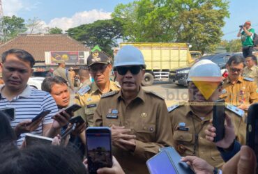 Wali Kota Malang, Wahyu Hidayat diwawancara awak media (blok-a/Bob Bimantara Leander)