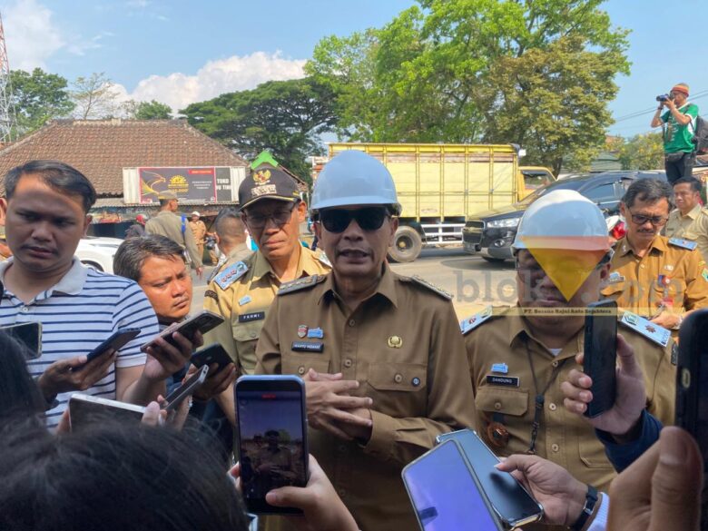Wali Kota Malang, Wahyu Hidayat diwawancara awak media (blok-a/Bob Bimantara Leander)