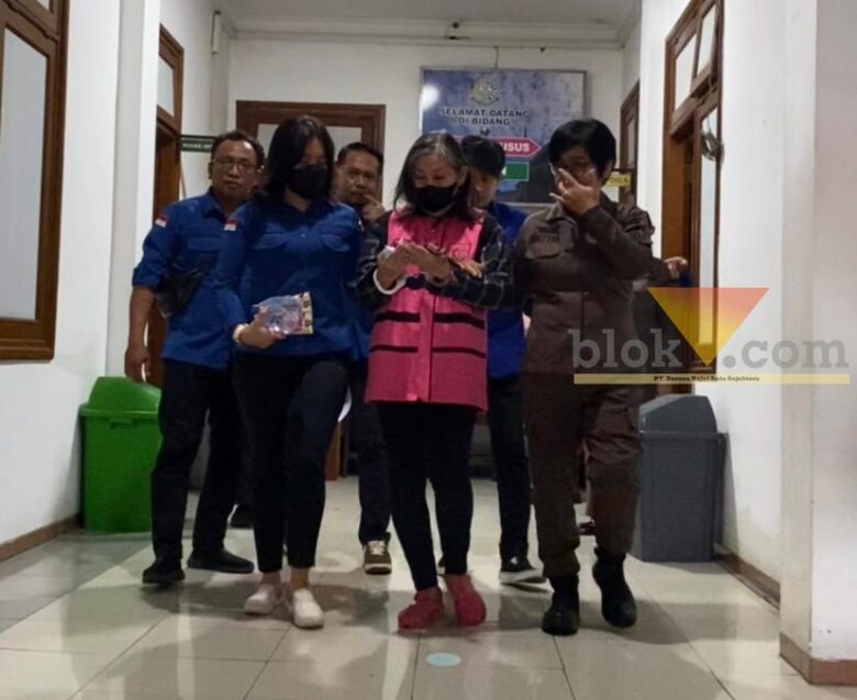 Tersangka kasus korupsi aset Pemkot Malang, KS (65) di Kantor Kejaksaan Negeri Kota Malang, Kamis (16/10/2025) (blok-a/Bob Bimantara Leander)