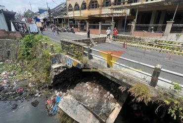 Kondisi Jembatan Sonokembang, Kelurahan Pandanwangi seusai ambrol pada Jumat (10/10/2025) kemarin. (blok-a.com/Yogga Ardiawan)