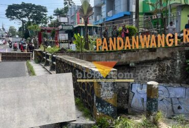 Penutupan jalan di Jembatan Sonokembang seusai pondasi ambrol akibat hujan dengan intensitas tinggi. (blok-a.com/Yogga Ardiawan)