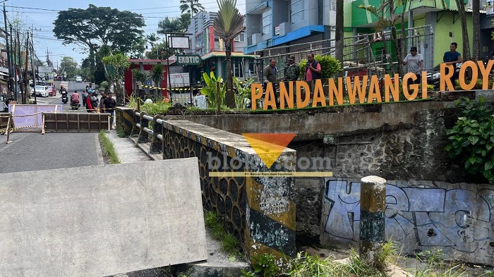 Penutupan jalan di Jembatan Sonokembang seusai pondasi ambrol akibat hujan dengan intensitas tinggi. (blok-a.com/Yogga Ardiawan)