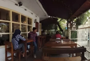 Ilustrasi: salah satu kedai kopi mungil di Kota Malang yang menawarkan suasana intim & hangat (foto: mas jon/google)