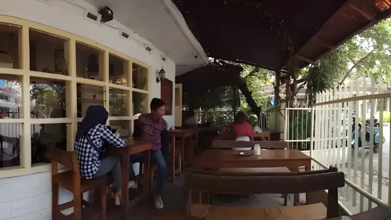 Ilustrasi: salah satu kedai kopi mungil di Kota Malang yang menawarkan suasana intim & hangat (foto: mas jon/google)