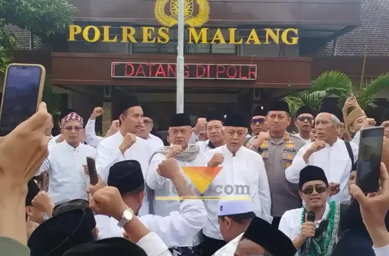 Bupati Malang, HM Sanusi saat turut serta dalam aksi bela kiai dan pesantren di Mapolres Malang (blok-a.com / Yogga Ardiawan)
