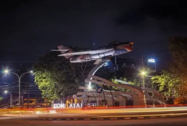 Ilustrasi: patung pesawat, monumen ikonik di kawasan Suhat Kota Malang (foto: Syahrul Photography/facebook)