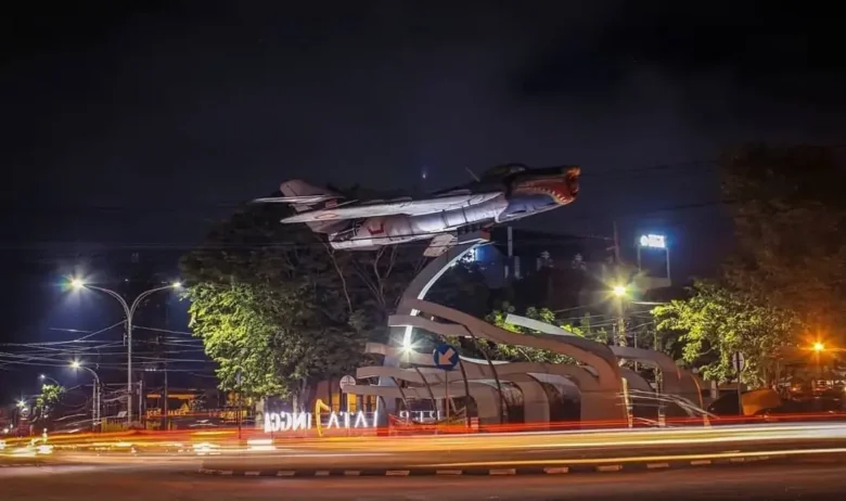 Ilustrasi: patung pesawat, monumen ikonik di kawasan Suhat Kota Malang (foto: Syahrul Photography/facebook)