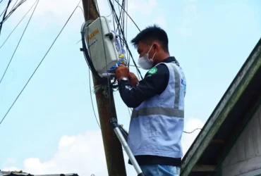 Ilustrasi: teknisi pemasangan jaringan internet (foto: ist)