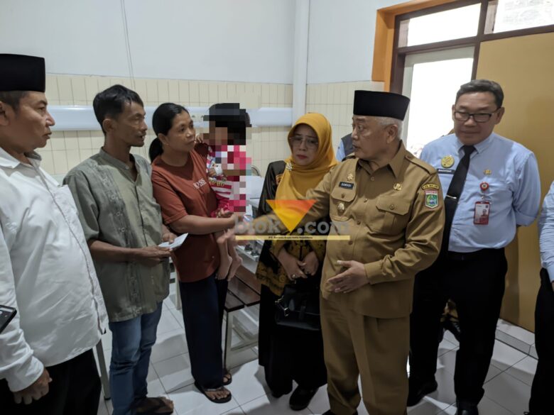 Bupati Malang, HM Sanusi saat menjenguk anak yang mengalami penyakit langka Hidrosefalus (blok-a.com / Yogga Ardiawan)