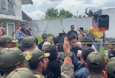 Situasi memanas antara Satpol PP Kota Malang dengan warga saat hendak eksekusi tembok Griya Shanta, Kamis (6/11/2025) (blok-a/Bob Bimantara Leander)