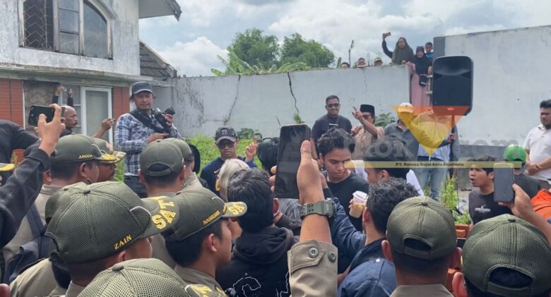 Situasi memanas antara Satpol PP Kota Malang dengan warga saat hendak eksekusi tembok Griya Shanta, Kamis (6/11/2025) (blok-a/Bob Bimantara Leander)