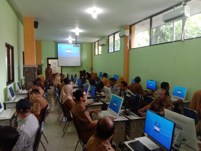 ASN Kota Malang mengikuti profiling ASN di SMPN 1 Malang, Selasa (11/10/2025) (blok-a/Berril Labiq)