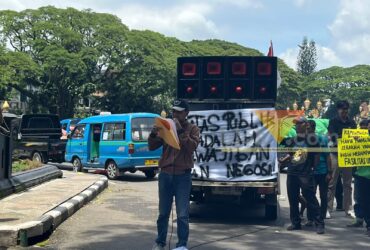 Tuntut Pembukaan Akses Jalan, Massa Desak Pemkot Malang Bongkar Tembok Griya Shanta 5 x 24 Jam