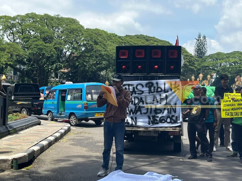 Tuntut Pembukaan Akses Jalan, Massa Desak Pemkot Malang Bongkar Tembok Griya Shanta 5 x 24 Jam