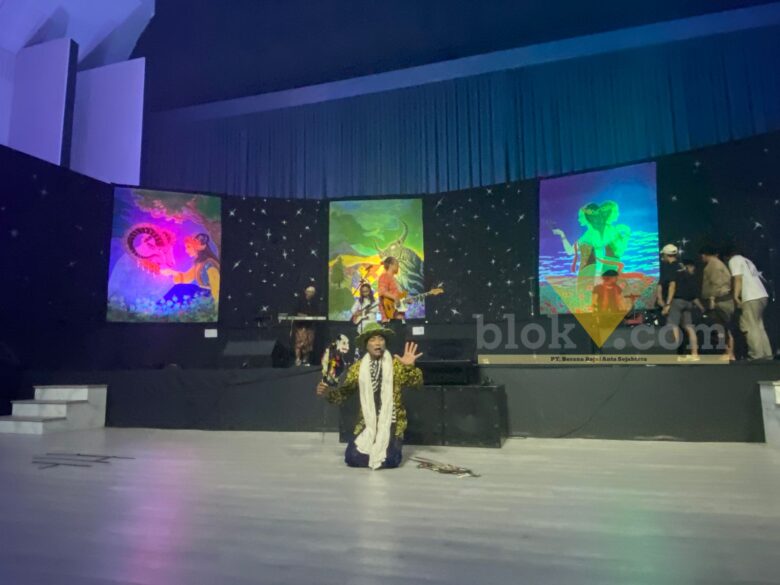 Batik, Wayang, dan Zodiak Bertemu di Pameran Titisari Karya Bambang Sarasno