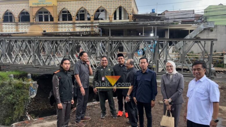 Komisi C DPRD Kota Malang saat melakukan peninjauan pemasangan Jembatan Bailey di Jembatan Sonokembang (blok-a.com / Yogga Ardiawan)