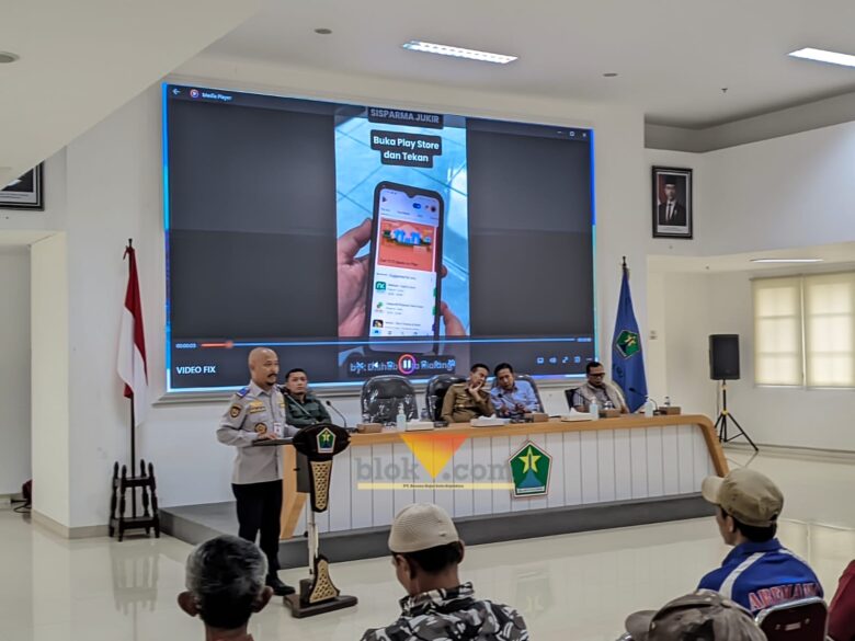 Kepala Dishub Kota Malang, Widjaja Saleh Putra saat mensosialisasikan SISPARMA kepada juru parkir (blok-a.com / Yogga Ardiawan)